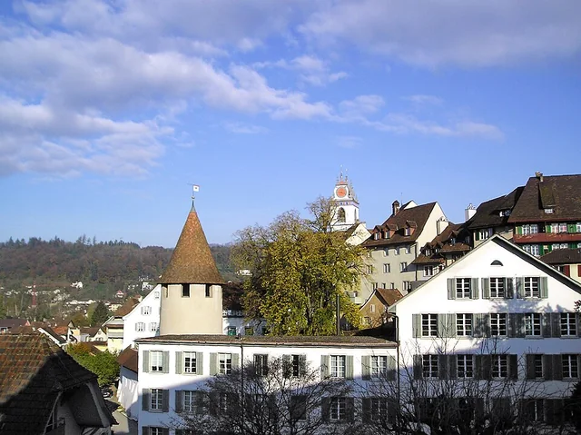 Veduta sui tetti e sulle torri del centro storico di Aarau – rappresentazione sfocata