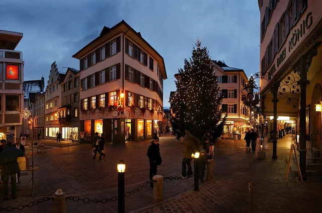 Veduta serale del centro storico di Altstätten con illuminazione natalizia – rappresentazione sfocata