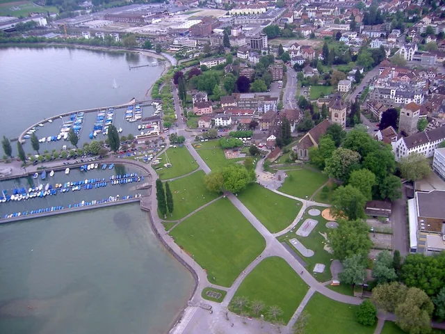 Veduta aerea del porto, del parco sul lago e del centro storico di Arbon – rappresentazione sfocata