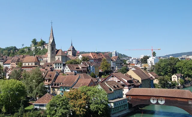 Centro storico di Baden sulla Limmat con ponte in legno, chiesa e rovine di Stein – rappresentazione sfocata