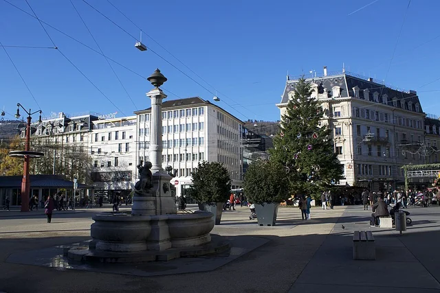 Piazza Centrale di Bienne con fontana ed edifici urbani – rappresentazione sfocata