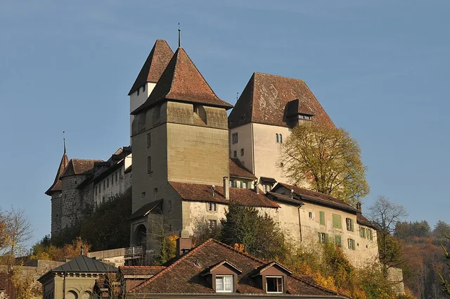 Veduta del castello di Burgdorf sopra i tetti della città – rappresentazione sfocata