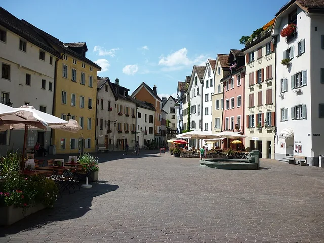 Piazza Arcas nel centro storico di Coira con facciate colorate – rappresentazione sfocata