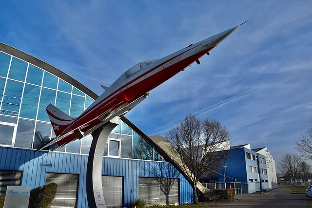 Aereo militare svizzero davanti al museo Flieger-Flab di Dübendorf – rappresentazione sfocata