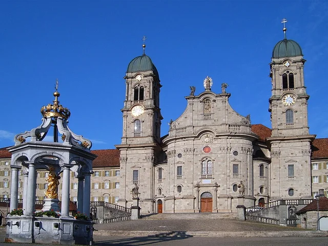 Chiesa abbaziale di Einsiedeln con la Frauenbrunnen sul piazzale – rappresentazione sfocata