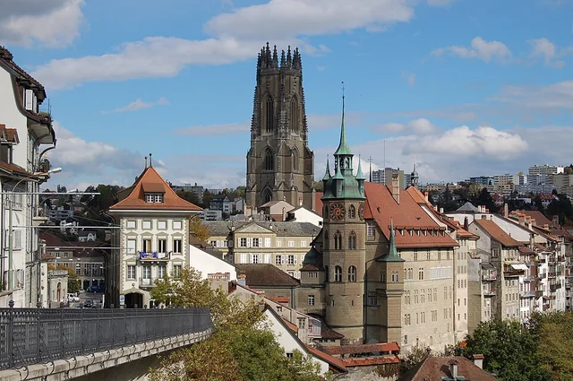 Veduta sul centro storico di Friburgo con la cattedrale di San Nicola – rappresentazione sfocata