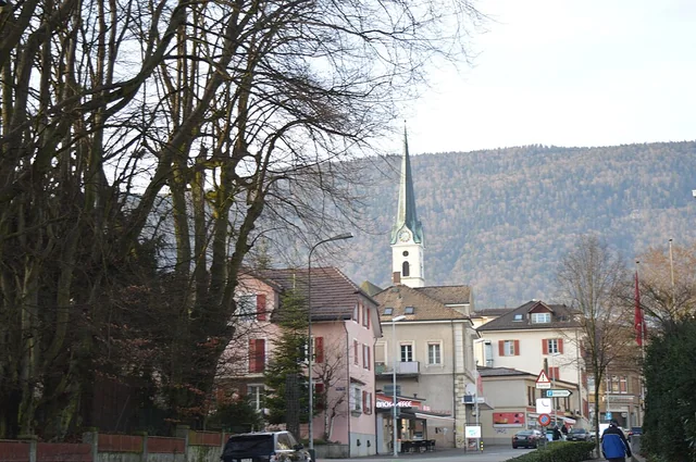Strada di Grenchen con campanile davanti al Giura boscoso – rappresentazione sfocata
