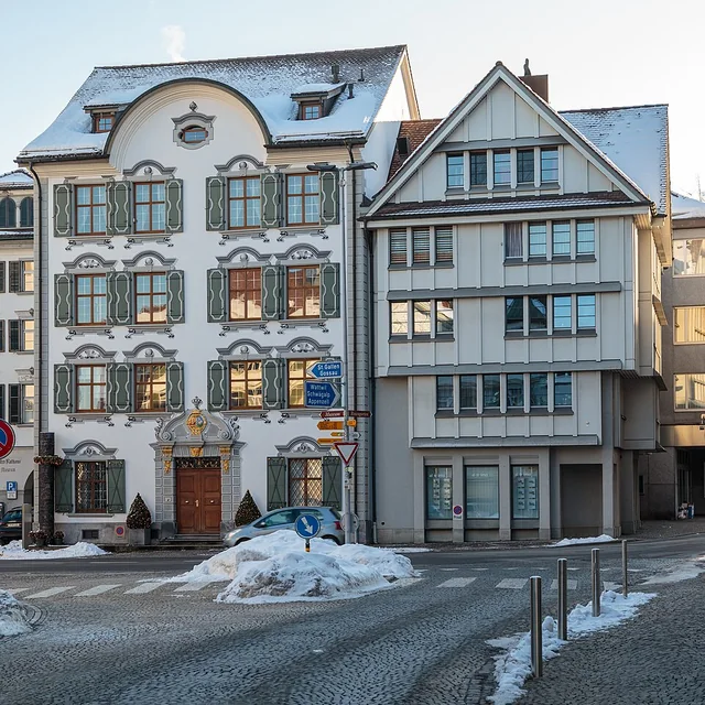 Platz 12 con lo storico Wetterhaus e Platz 11 nel centro di Herisau – rappresentazione sfocata