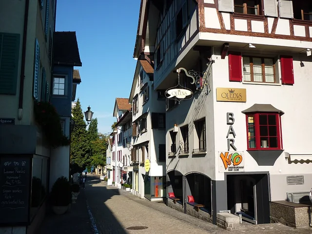 Veduta lungo la Dorfgasse con case storiche a Horgen – rappresentazione sfocata