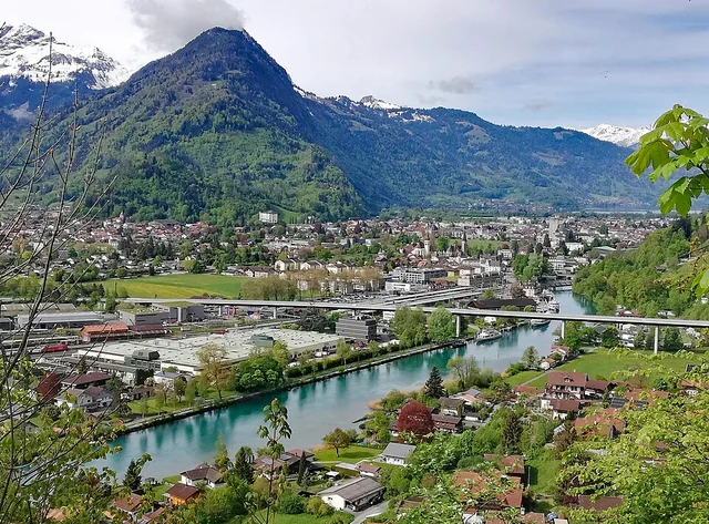 Veduta dal viadotto di Goldswil sull’Aare e su Interlaken davanti alle montagne – rappresentazione sfocata