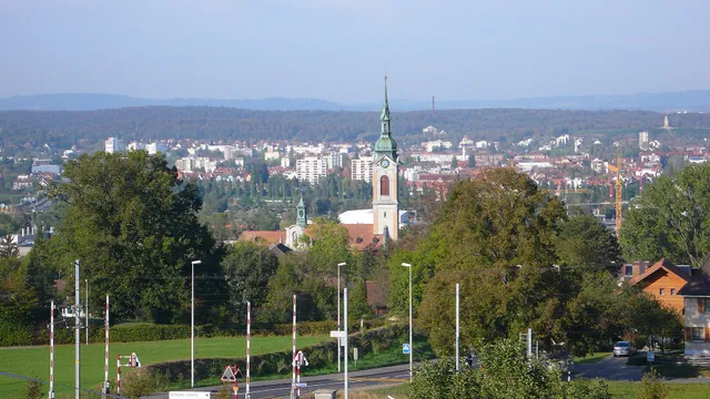 Veduta della chiesa di Santo Stefano a Kreuzlingen con Costanza sullo sfondo – rappresentazione sfocata