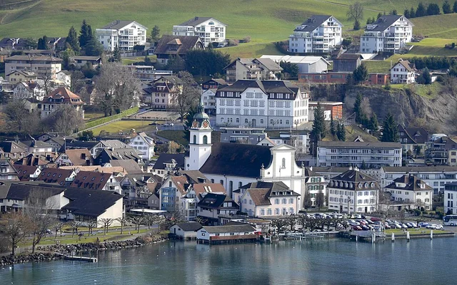 Veduta su Küssnacht am Rigi con chiesa parrocchiale e Lago dei Quattro Cantoni – rappresentazione sfocata