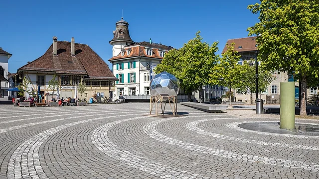 Wuhrplatz a Langenthal con Chrämerhuus e ristorante zum Turm – rappresentazione sfocata