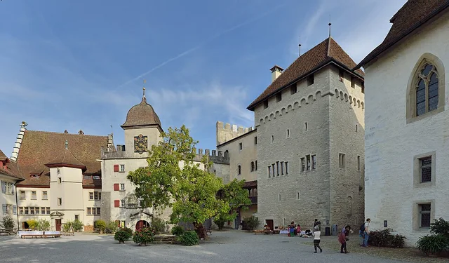 Cortile del castello di Lenzburg con torri storiche – rappresentazione sfocata