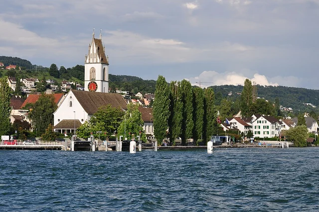Meilen con la chiesa riformata sulla riva del Lago di Zurigo – rappresentazione sfocata