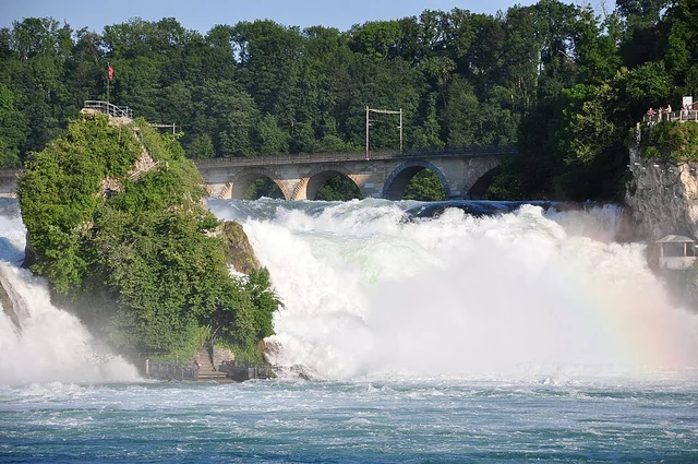 Cascate del Reno a Neuhausen con rocce e ponte ferroviario – rappresentazione sfocata
