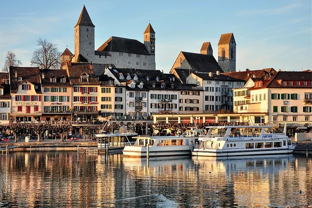 Porto di Rapperswil con centro storico e castello – rappresentazione sfocata