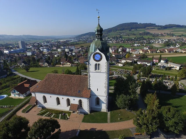 Chiesa riformata nel centro di Reinach AG – rappresentazione sfocata