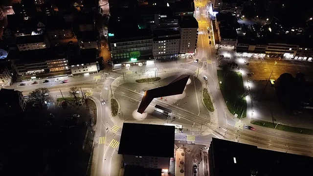 Veduta aerea notturna della piazza centrale di Schlieren – rappresentazione sfocata