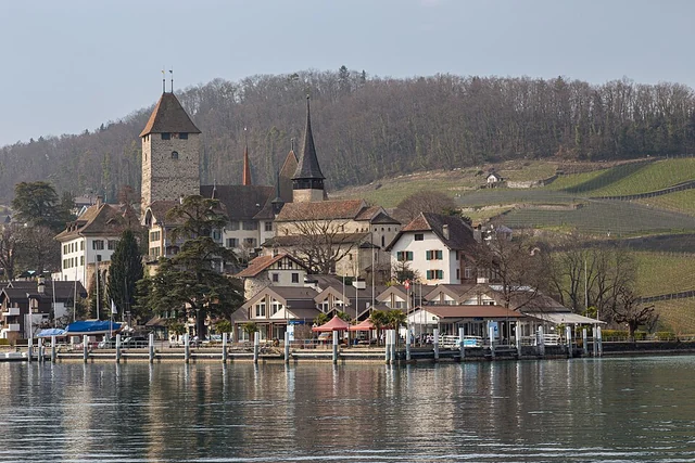 Imbarcadero e castello di Spiez sul Lago di Thun – rappresentazione sfocata