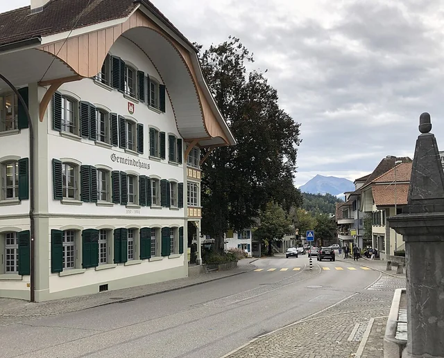 Oberdorfstrasse a Steffisburg con il Niesen sullo sfondo – rappresentazione sfocata