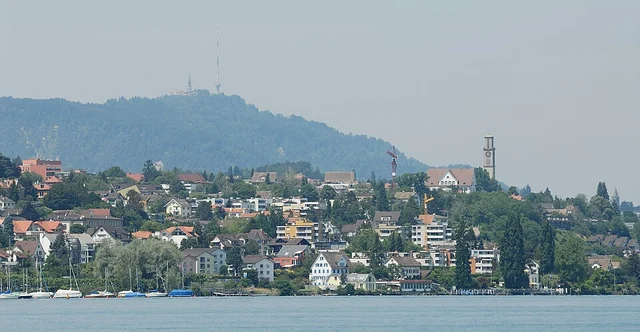 Veduta dal Lago di Zurigo su Thalwil e sull’Uetliberg – rappresentazione sfocata