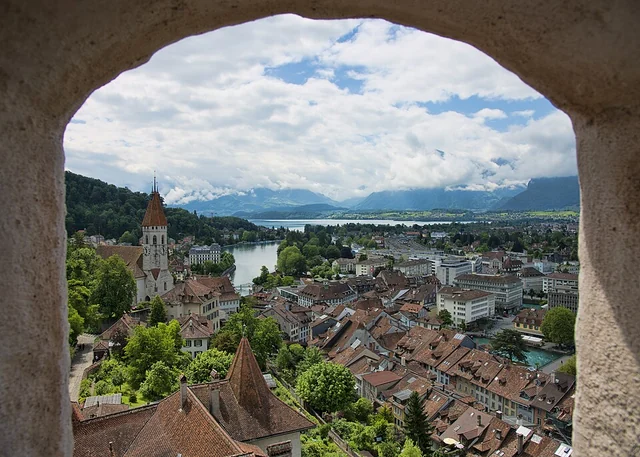Veduta del castello e del centro storico di Thun – rappresentazione sfocata
