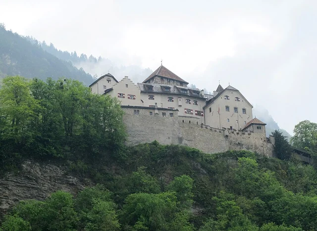 Castello di Vaduz sopra la capitale del Liechtenstein – rappresentazione sfocata