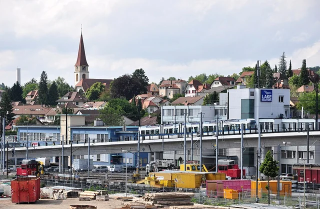 Wallisellen con ferrovia Glattalbahn, centro Glatt e chiesa – rappresentazione sfocata