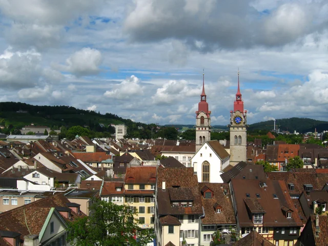 Veduta sui tetti di Winterthur con le due torri della chiesa cittadina – rappresentazione sfocata