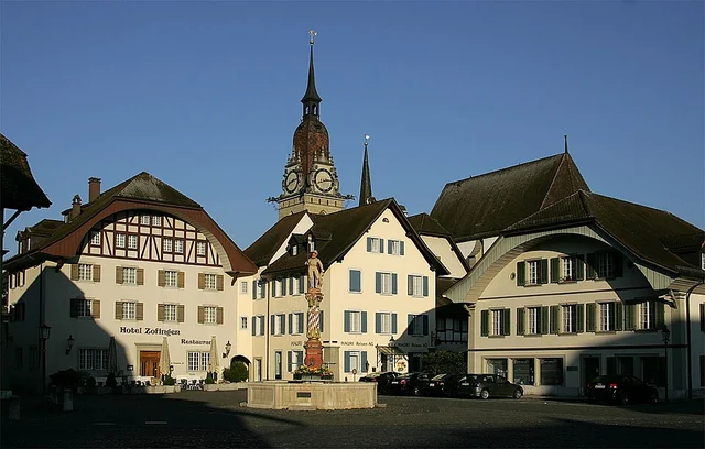Piazza Niklaus Thut nel centro storico di Zofingen – rappresentazione sfocata