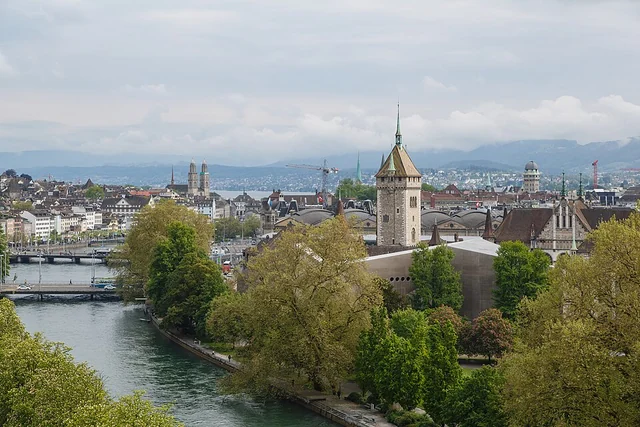 Veduta di Zurigo con lago e Alpi
