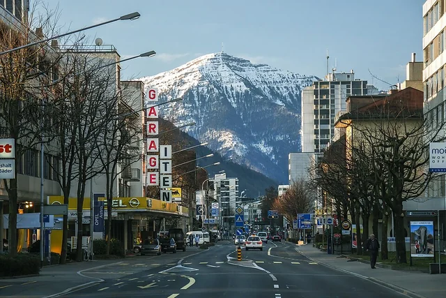Veduta su Zugo e sul Lago di Zugo verso il Rigi – rappresentazione sfocata